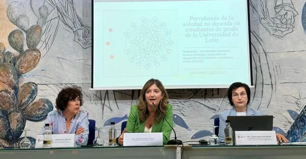 Lucía Llamazares, la rectora Nuria González y Amparo Martínez, durante la presentación del estudio.